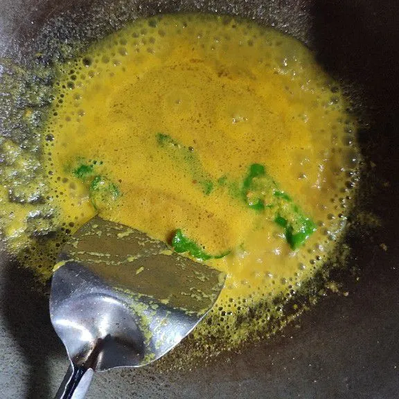 Tumis bumbu dengan daun jeruk dan serai sampai harum.