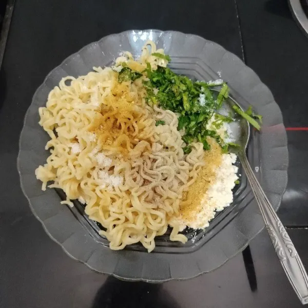 Lalu masukkan mie,daun seledri,bawang putih bubuk,lada bubuk,kaldu bubuk,dan garam. Aduk rata.