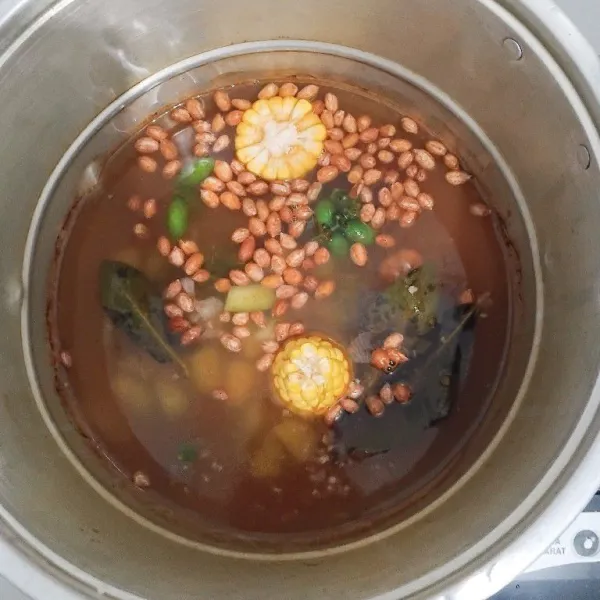 Masukkan jagung, melinjo, kacang tanah, labu siam dan pepaya.