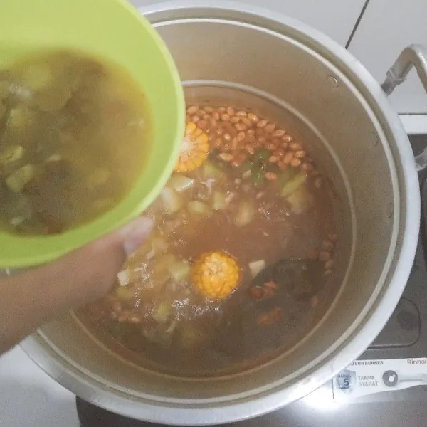 Masukkan air asam jawa.