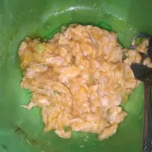 Blender ayam dan bawang putih lalu taruh di wadah masukkan daun bawang, telur, garam dan kaldu bubuk