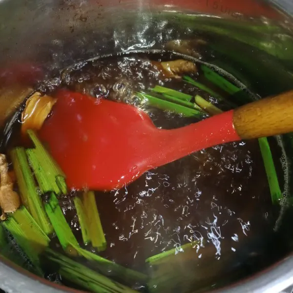 Untuk saus kincanya, siapkan panci, masukkan air, gula aren, garam, daun pandan. Masak hingga gula larut