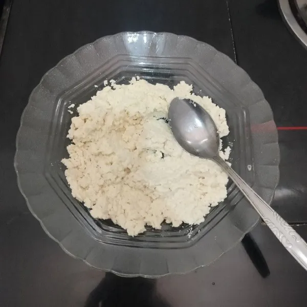 Lumatkan tahu dengan sendok.