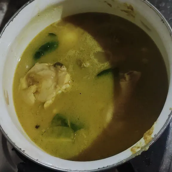 Jika dirasa sudah meresap tambahkan air secukupnya, tunggu hingga mendidih lalu masukkan garam, penyedap, lada bubuk lalu koreksi rasa.