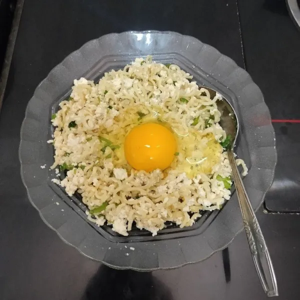 Masukkan telur,aduk rata kembali.