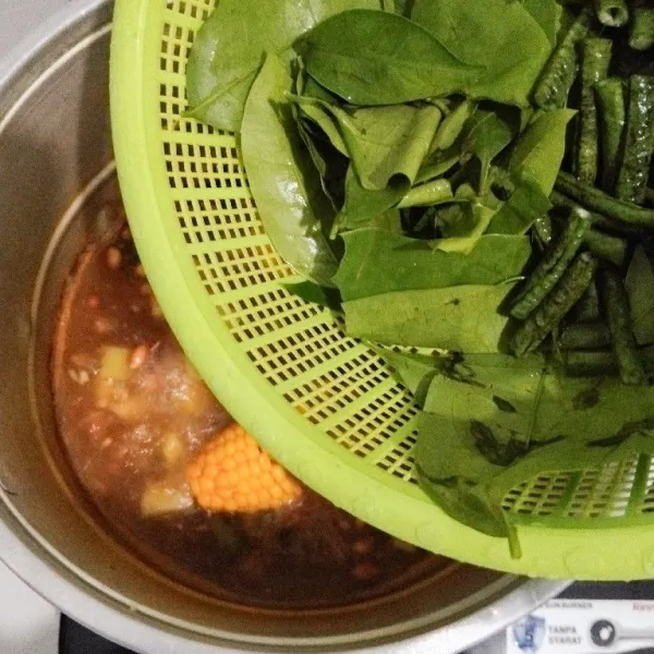 Masukkan kacang panjang dan daun melinjo.
