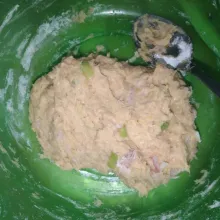 Masukkan tepung terigu dan tapioka aduk-aduk hingga tercampur rata