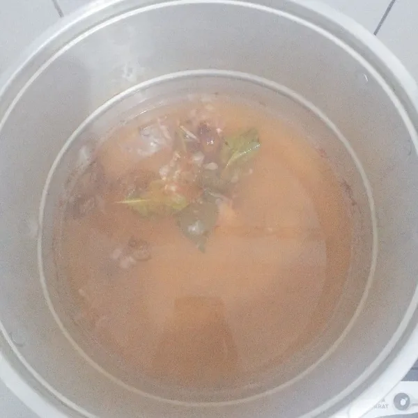 Didihkan air, kemudian masukkan bumbu halus, lengkuas dan daun salam.