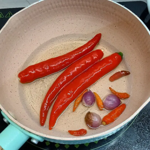 Rebus cabe merah besar, cabe rawit dan bawang merah.