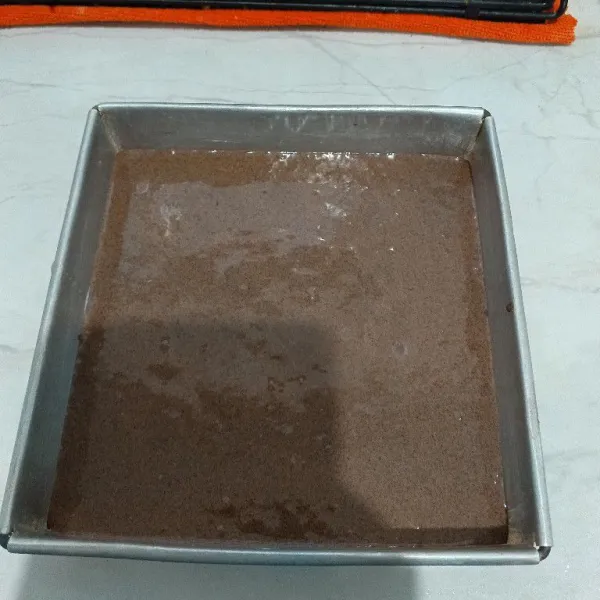 Tuang satu bagian adonan ke dalam loyang yang sudah dialas baking paper.