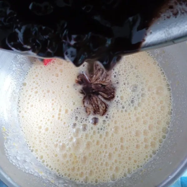 Masukkan coklat yang sudah di tim ke dalam adonan.