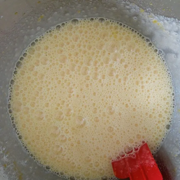 Kocok telur dan gula dengan menggunakan wisk sampai gula larut.