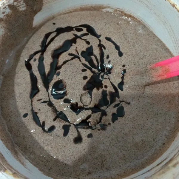 Tambahkan krimer kental manis putih dan bahan A. Aduk rata. Bagi adonan menjadi dua bagian.