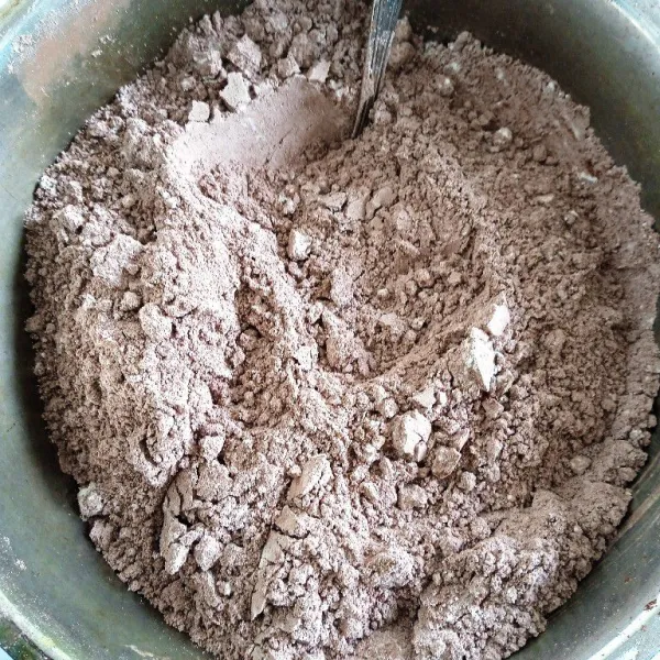 Ayak tepung terigu dan coklat bubuk.