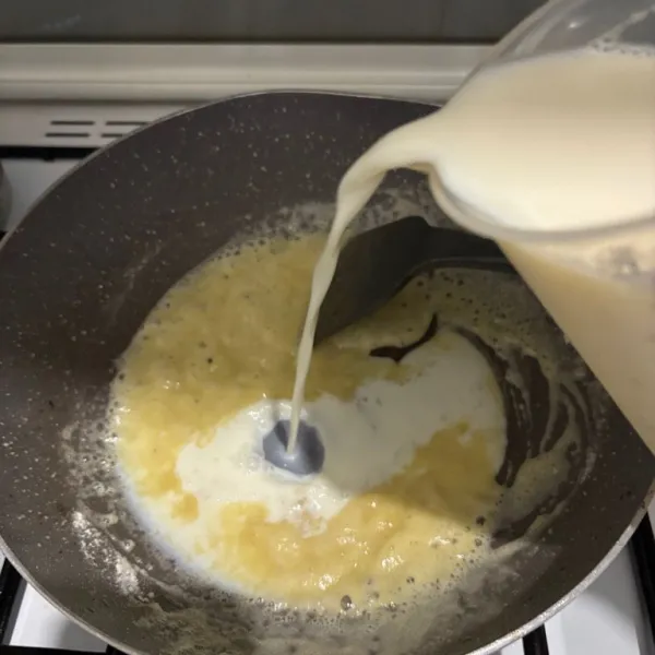 Masukkan susu cair.