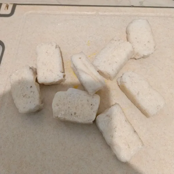 Keluarkan ketan dari loyang, potong sesuai selera.