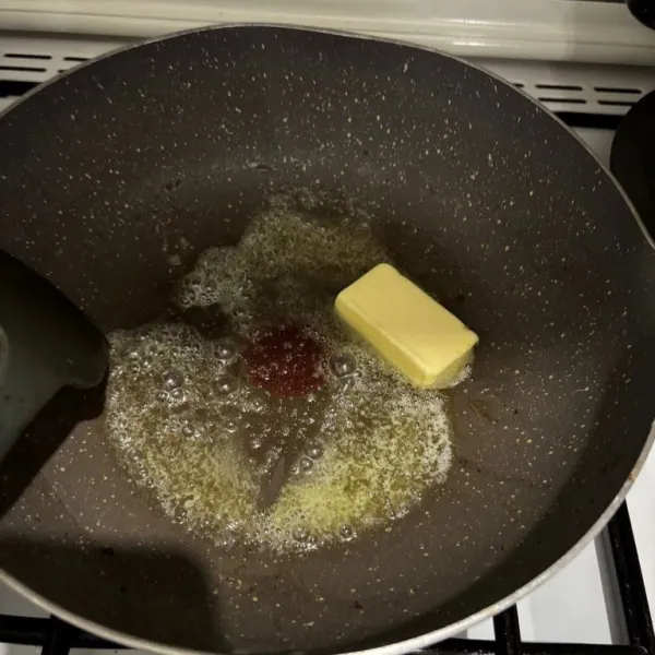 Panaskan wajan, masukkan 50 gram butter.