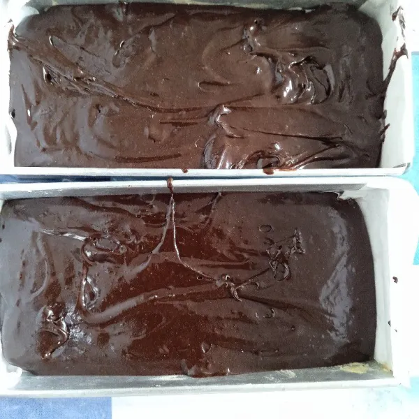 Siapkan loyang 22x10. Alasi dengan baling paper. Tuang adonan brownies.