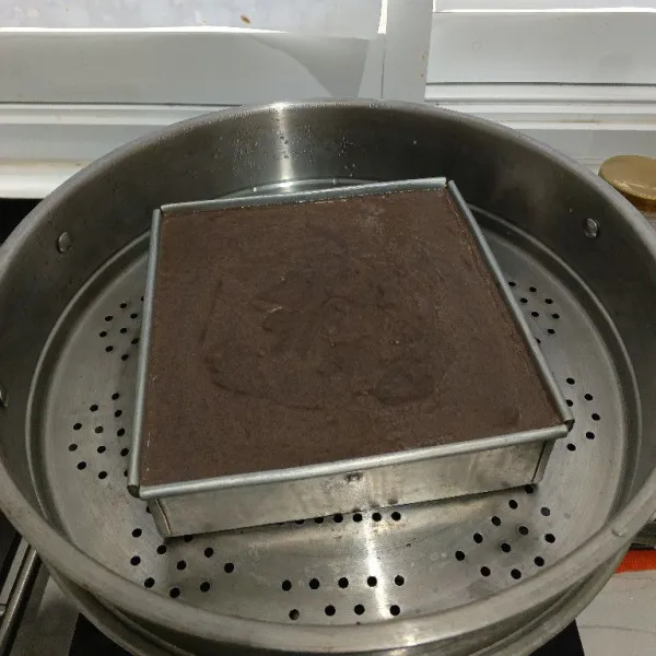 Tutup kembali permukaan kue dengan sisa adonan.