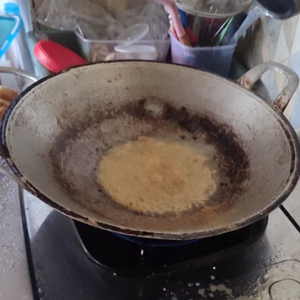 Goreng adonan yang tersisa, tuang dari agak atas juga agar kremesan tidak gagal, goreng sampai kecoklatan.