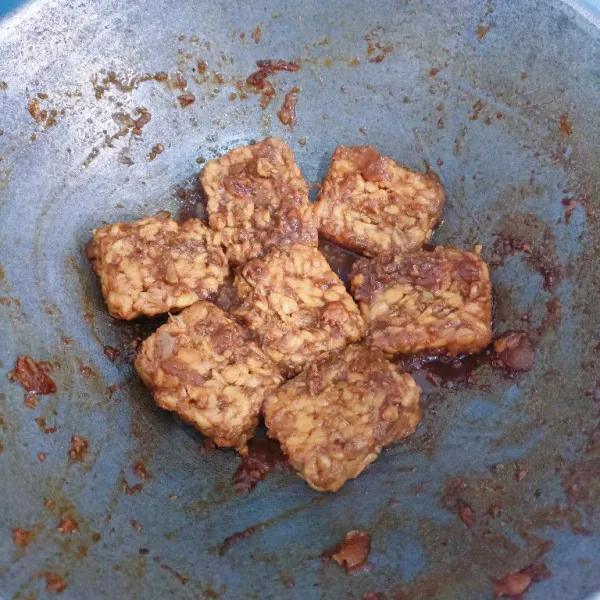 Masak hingga bumbu meresap dan air menyusut.