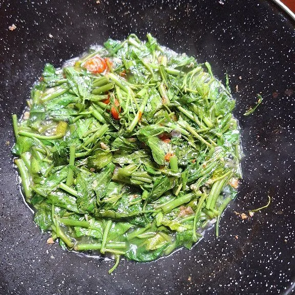 Masukkan kangkung tumis sebentar, lalu tambahkan air secukupnya dan tutup selama 2 menit.