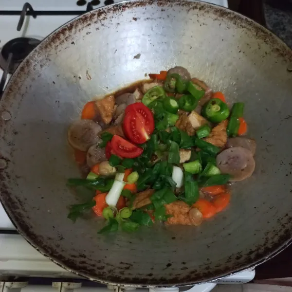 Tambahkan irisan bawang daun, tomat dan cabe gendot aduk rata.