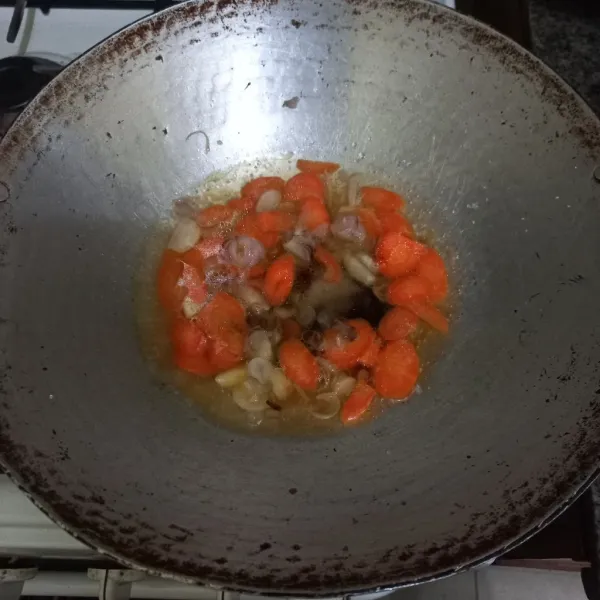 Masukkan irisan wortel, biarkan mendidih lalu beri garam, gula pasir, kecap manis dan saus tiram.