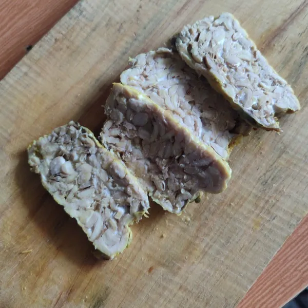 Potong-potong tempe.