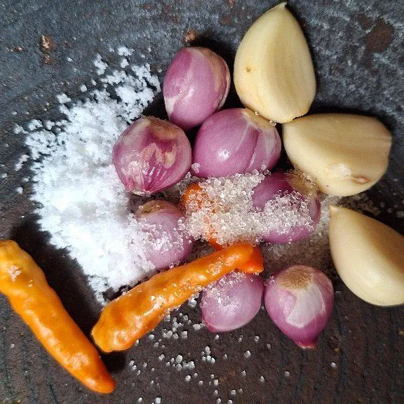 Haluskan bawang merah, bawang putih, cabe, garam dan gula hingga halus.