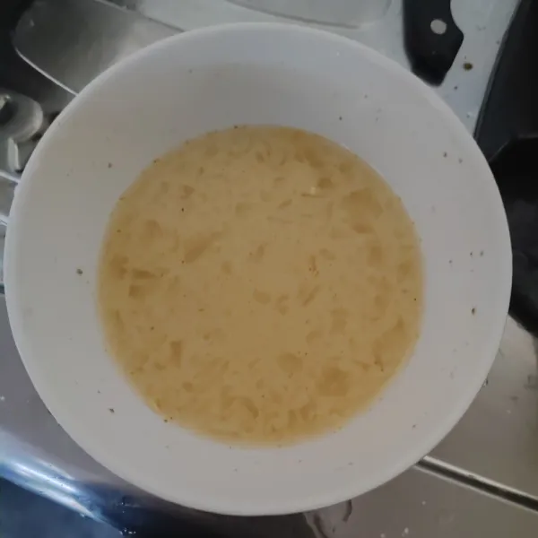 Masukkan semua bahan kecuali minyak lalu aduk hingga merata.