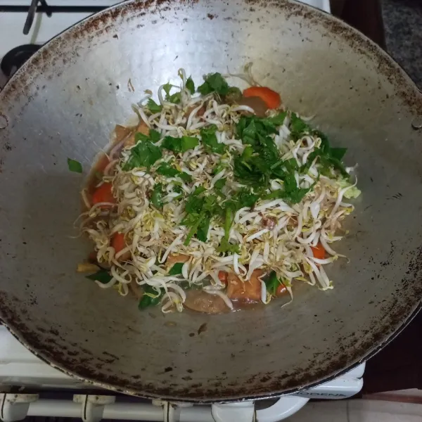 Masukkan tauge dan irisan seledri masak hingga matang.