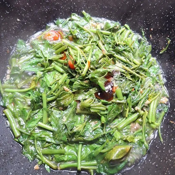 Setelah itu, masukkan saos tiram, kecap manis, minyak ikan, lada dan aduk sebentar lalu tes rasa.