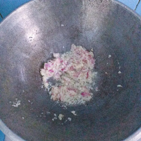Tumis bumbu halus hingga matang.