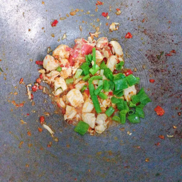 Masukkan daun bawang.