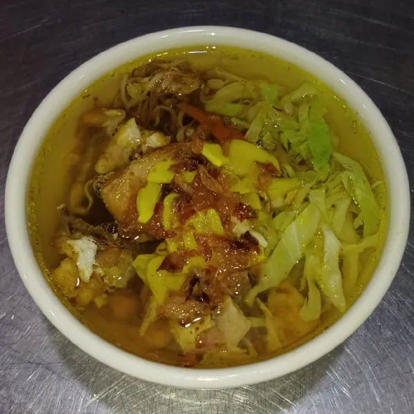 Tuang kuah soto. Beri taburan bawang goreng. Sajikan