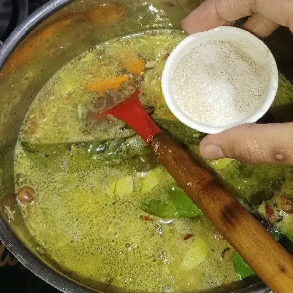 Masukkan pemberi rasa (garam, merica, kaldu bubuk, MSG). Masak hingga matang, koreksi rasanya. Ambil daging ayam lali goreng sebentar, Suir.
