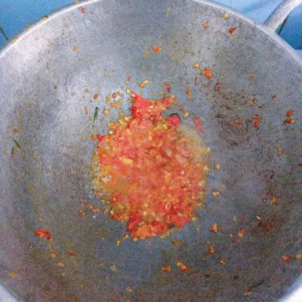 Tambahkan air, garam, penyedap rasa, merica, dan gula pasir.