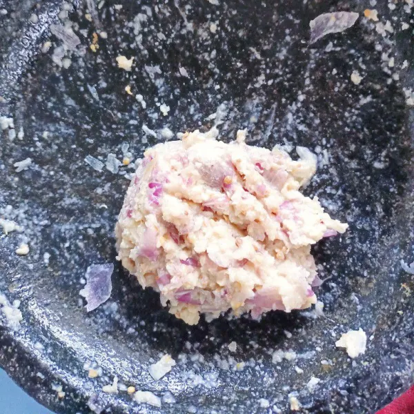 Haluskan bawang merah, bawang putih dan kemiri.