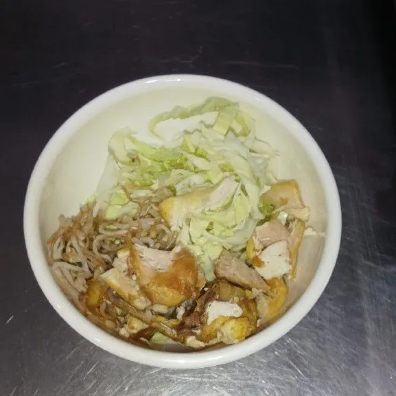 Siapkan mangkuk, tata isian soto (kubis, bihun, tauge, ayam goreng suwir)
