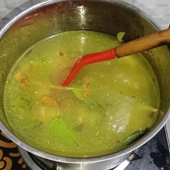 Tuang air, tunggu hingga mendidih lalu kecilkan api