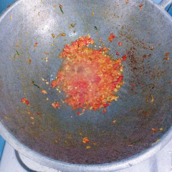 Tumis bumbu halus hingga matang.