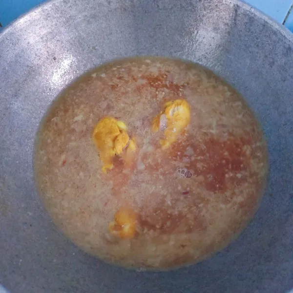 Masukkan ayam yang telah diungkep.