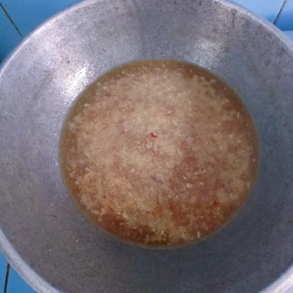 Tanbahkan air, garam, penyedap rasa, merica kecap dan gula merah.