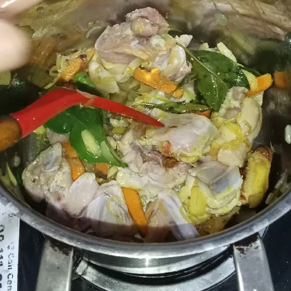 Masukkan daging ayam, aduk hingga daging ayam berwarna putih