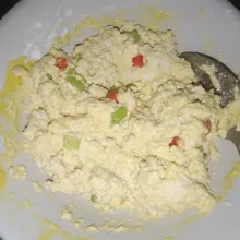 Masukkan daun bawang, cabe rawit, garam dan kaldu bubuk, aduk-aduk hingga tercampur rata