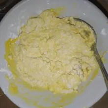 Masukkan telur aduk-aduk hingga tercampur rata