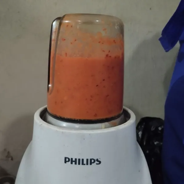 Blender semua bahan bumbu halus.