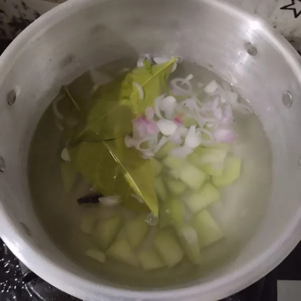 Masukkan labu siam, rebus hingga setengah matang.