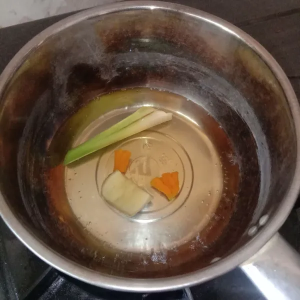 Tambahkan sereh, masak selama 3-4 menit.